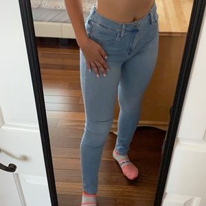 blue levi’s skinny jeans. size:31